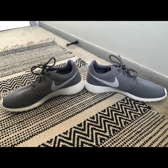 LIKE NEW NIKE ROSHES - Picture 5 of 7